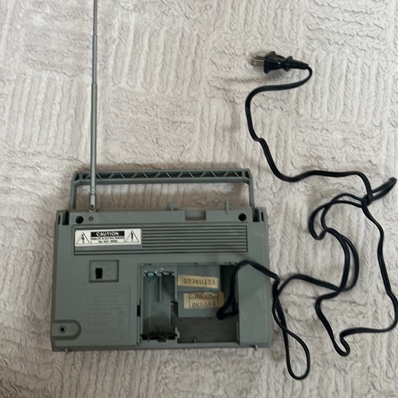 Sanyo Model RP 5230 AM/FM Portable Radio, Vintage 80’s - Picture 6 of 16